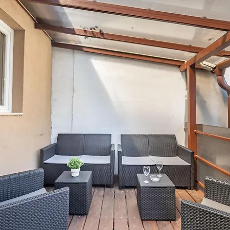 Apartamento Close To Airport - Free Parking - Balcony - Simple