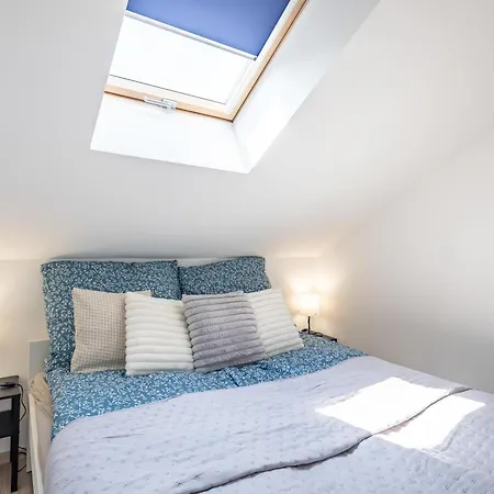 Close To Airport - Free Parking - Balcony - Simple *