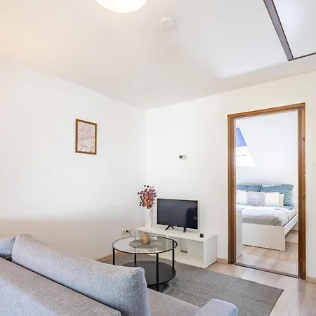 Close To Airport - Free Parking - Balcony - Simple Apartamento