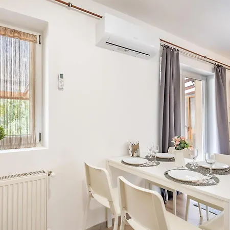 Close To Airport - Free Parking - Balcony - Simple