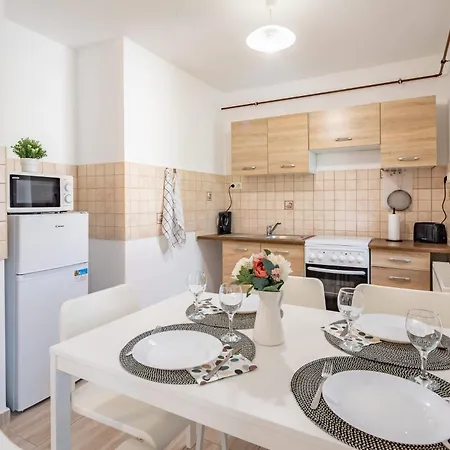 Apartman Close To Airport - Free Parking - Balcony - Simple *