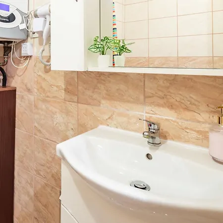 Apartman Close To Airport - Free Parking - Balcony - Simple Budapest
